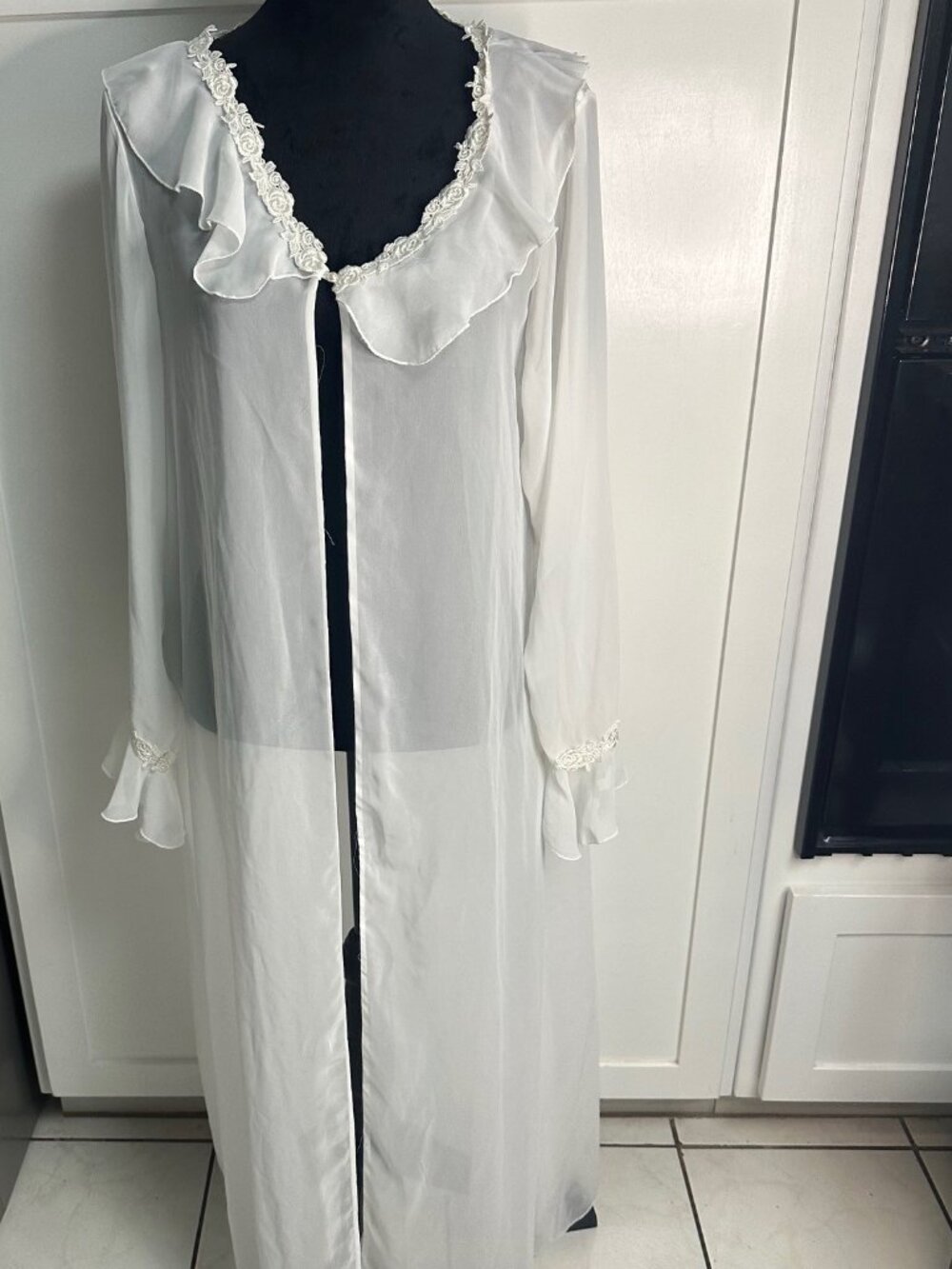 Eileen West Size Large Elegant Long Flowing White Night Over Coat Nightie